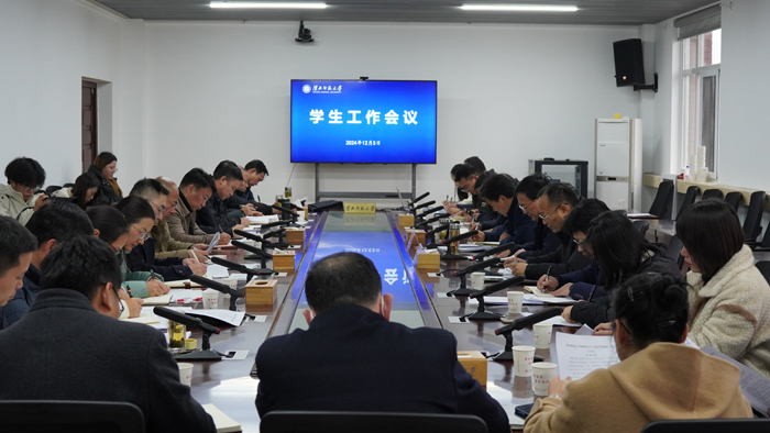 学校推深做实学生工作
