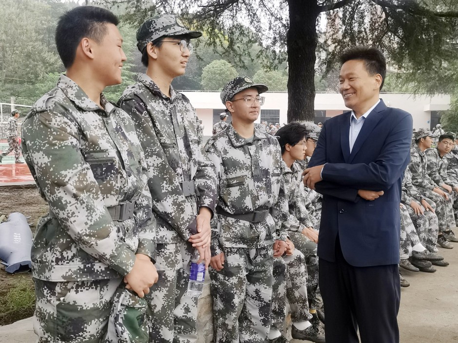 校领导看望慰问2025级军训师生