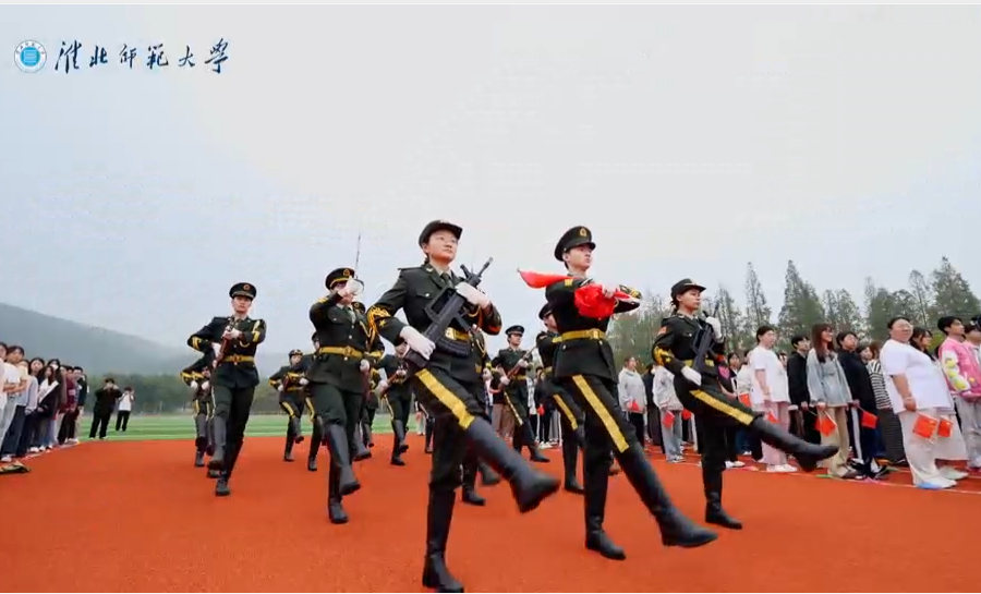 学校举行国庆升旗仪式