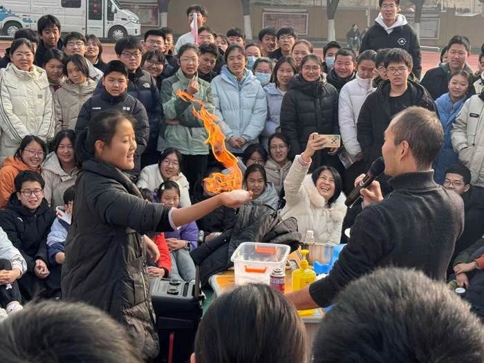 多元联动科普行 科技魅力润校园  ——附属实验中学开展科技文化进校园活动