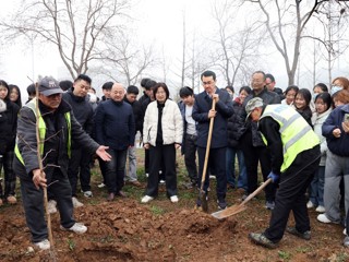 师生共植树 同筑育人林 —— 马克思主义学院联合总务处开展“马院林”植树暨树木认养活动