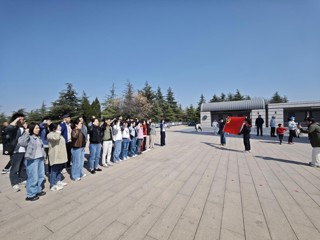 追寻红色记忆 传承红色精神——化学与化工学院组织党员赴铁道游击队纪念馆开展清明祭扫活动