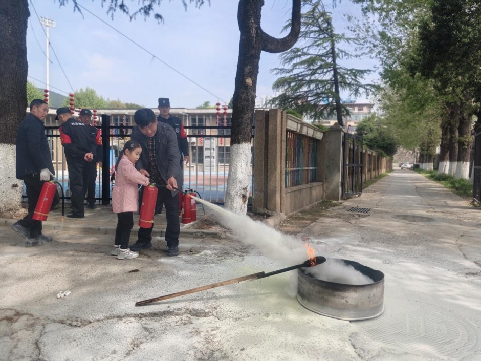 安全管理处联合幼儿园开展消防灭火和应急疏散演练