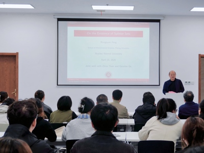 北京大学冯荣权教授应邀为数学与统计学院师生作学术报告