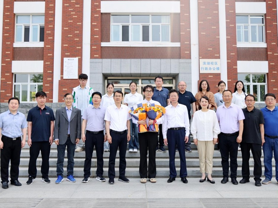 学校举行第四例造血干细胞捐献者戴正航同学欢送会