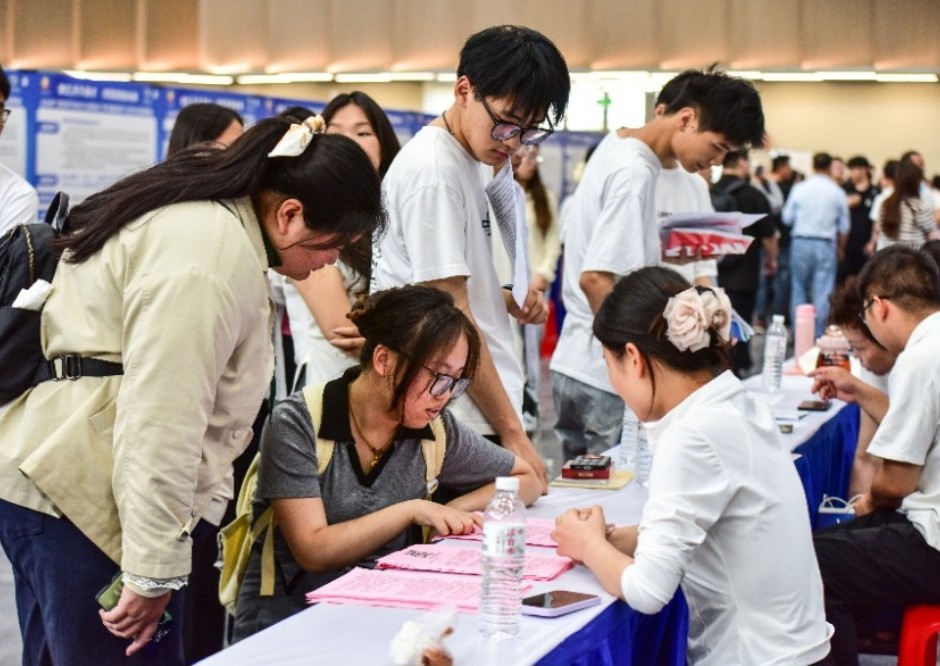 学校积极组织毕业生参加教育部“百校学子地方行”等专场招聘活动