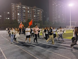 学校“音跃淮师”荧光夜跑暨2026年秋季学期阳光跑步开跑