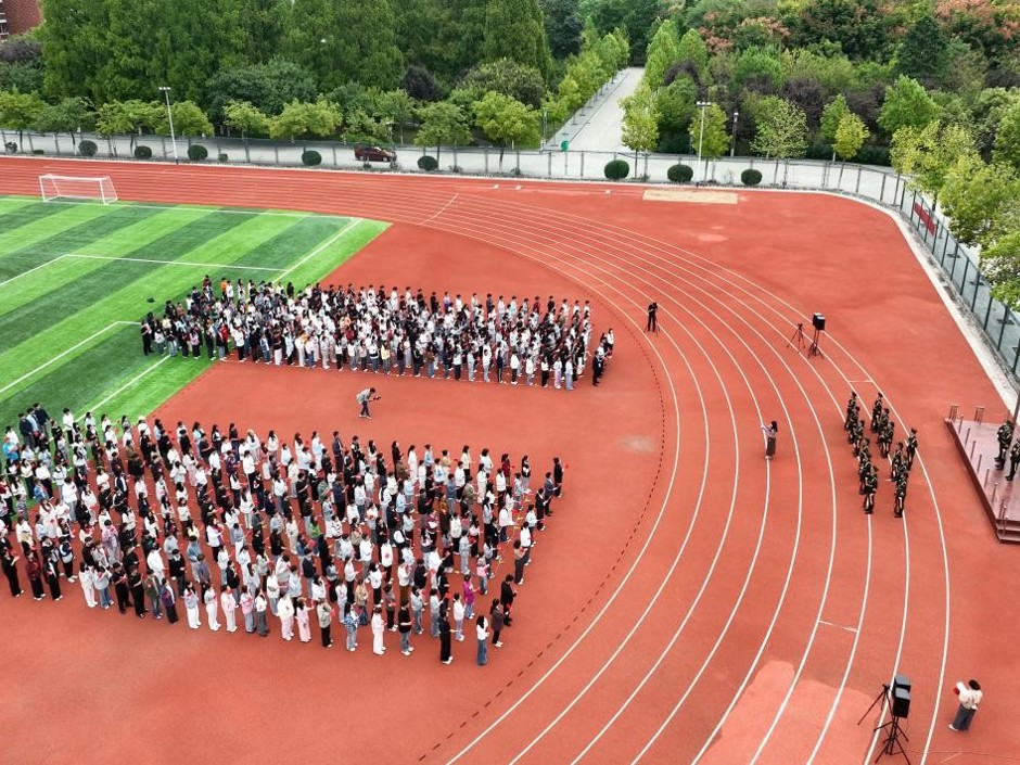 学校举行国庆升旗仪式